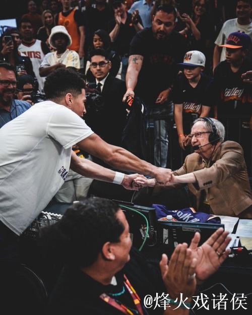 51年传奇生涯落幕!太阳队资深播音员麦考伊逝世,享年91岁 51年传奇生涯落幕!太阳队资深播音员麦考伊逝世,享年91岁